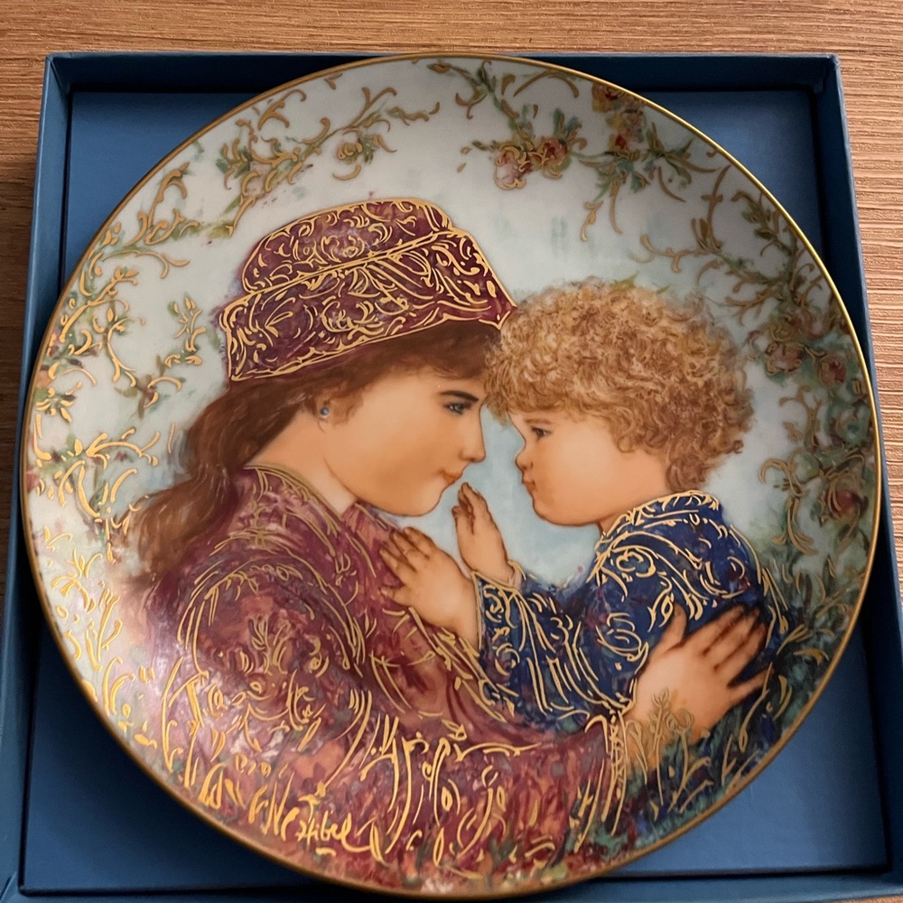 Edwin M. Knowles Plate Mother's Day Collectors 1988 Edna Hibel 18K Gold